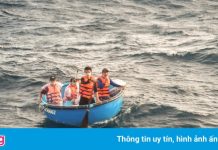 Cứu 4 ngư dân bị chìm tàu, trôi dạt nhiều giờ trên biển