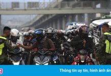 Người Philippines đổ xô đi tiêm chủng trước giờ phong tỏa