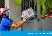 Thanh niên tình nguyện giao sách giáo khoa đến tận nhà học sinh