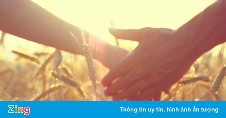 Nước mắt chảy vào, đường trước mặt còn xa