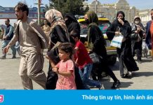 Gia đình 16 người Afghanistan trốn trong nhà tắm để tránh lính Taliban