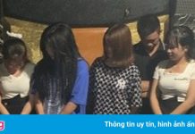 Chủ quán karaoke lén phục vụ 19 khách hát bất chấp lệnh cấm