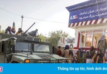 Binh sĩ Taliban diễu hành trên phố cùng vũ khí Mỹ