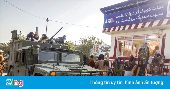 Binh sĩ Taliban diễu hành trên phố cùng vũ khí Mỹ