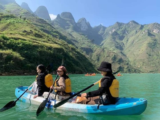 Đến Hà Giang ngắm sông Nho Quế: Cảnh đẹp như vừa đi lạc vào một thước phim điện ảnh - 6