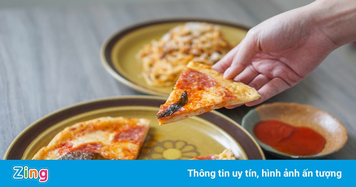 Pizza mang về vị ổn nhưng tôi thích ăn ở tiệm hơn