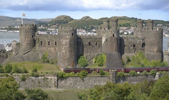 Lời đồn về những bóng ma bên trong lâu đài huyền bí nhất xứ Wales