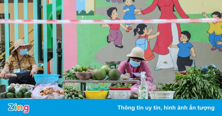 Nha Trang đưa chợ ra phố, tổ cứu trợ mua giúp giao cho từng nhà dân