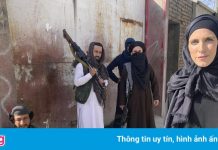 Phóng viên CNN bị chiến binh Taliban đe dọa bằng súng lục