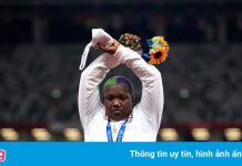 Vì sao nữ VĐV Mỹ bắt chéo tay trên bục trao huy chương Olympic?