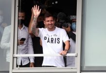 Messi vẫy tay chào fan khi đến Paris messi anh 1