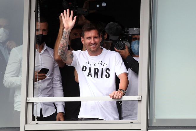 Messi vẫy tay chào fan khi đến Paris