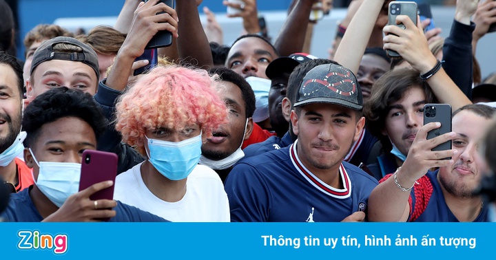 Cổ động viên PSG phấn khích vì Messi Cổ động viên PSG phấn khích vì Messi