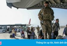 Nỗi tuyệt vọng bên ngoài sân bay Kabul