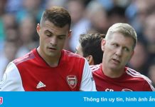 CĐV Arsenal bỏ về trong hiệp một