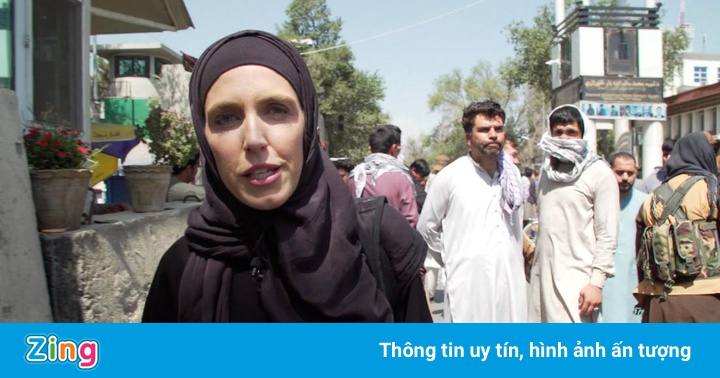 Binh sĩ Taliban trả lời CNN nhưng buộc nhà báo nữ đứng sang một bên