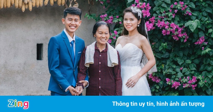 Đôi trẻ chụp ảnh cưới tại nhà bên cha mẹ