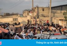 Bé 2 tuổi bị giẫm đạp tới chết gần sân bay Kabul