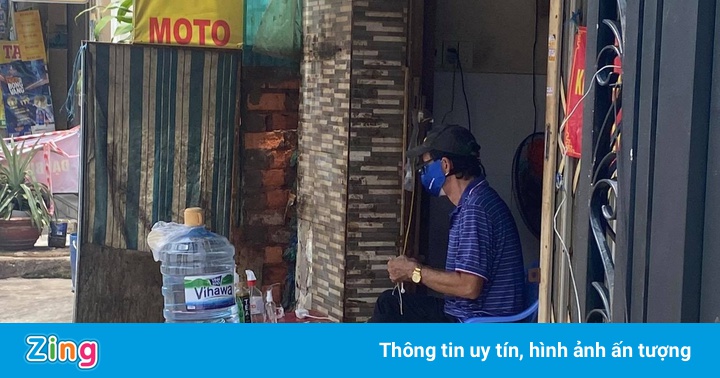 Bố không nhận ra con gái khi gặp ở chốt phong toả