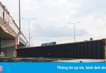 Thùng container rơi xuống đường ở ngã tư An Sương