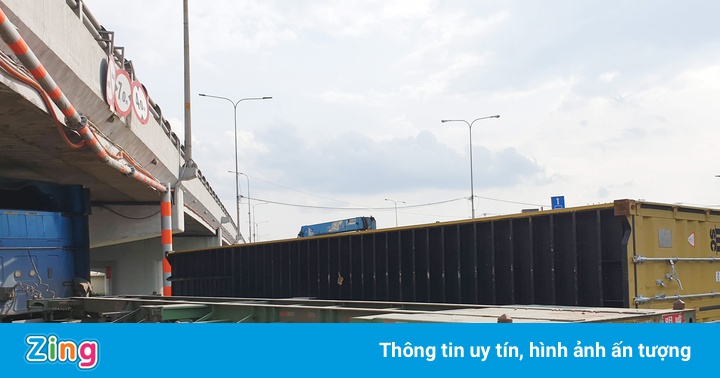 Thùng container rơi xuống đường ở ngã tư An Sương