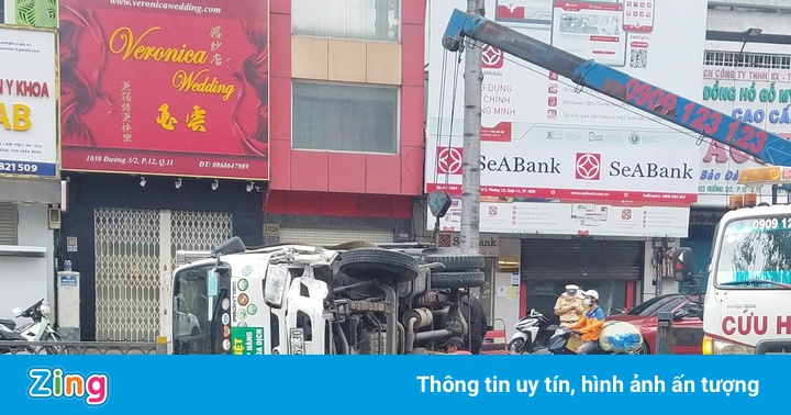 Va vào dải phân cách, xe tải lật ngang ở TP.HCM