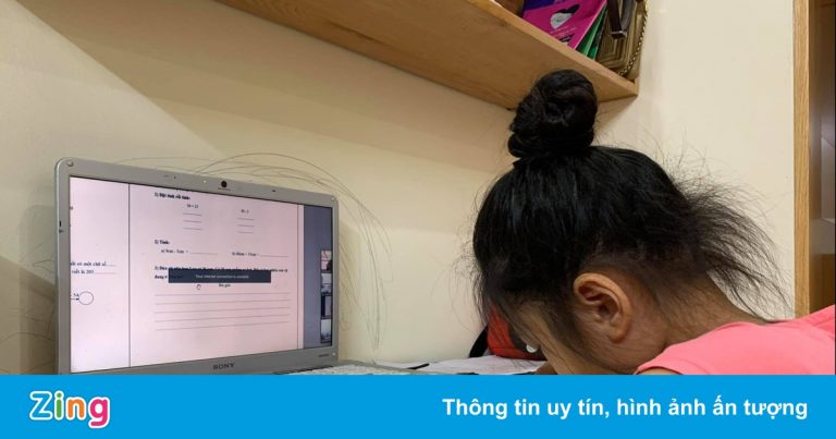 Nhiều phụ huynh gặp khó khăn khi con học lớp 1 online Nhiều phụ huynh gặp khó khăn khi con học lớp 1 online
