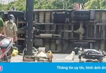 Ôtô tải lật ngang giữa đường ở TP.HCM