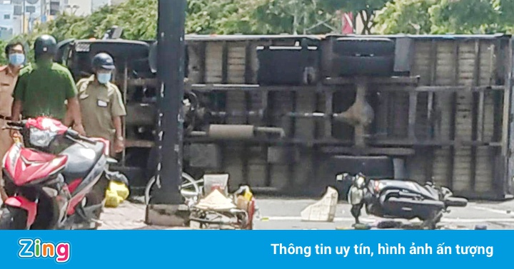 Ôtô tải lật ngang giữa đường ở TP.HCM