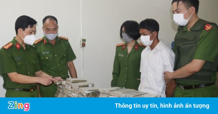 Người đàn ông vận chuyển 98 bánh heroin