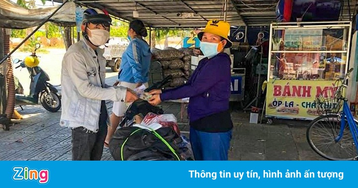 Đi bộ về Thanh Hoá, chàng trai được tặng xe máy