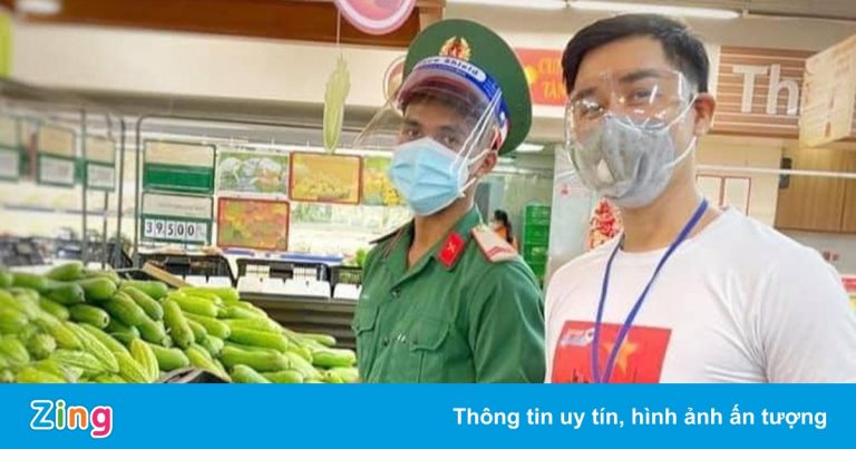 Nghệ sĩ Việt và bộ đội đi siêu thị hộ người dân TP.HCM