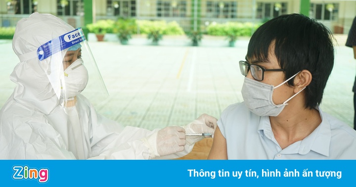 Người dân TP Thủ Đức xếp hàng chờ tiêm vaccine Vero Cell Người dân TP Thủ Đức xếp hàng chờ tiêm vaccine Vero Cell