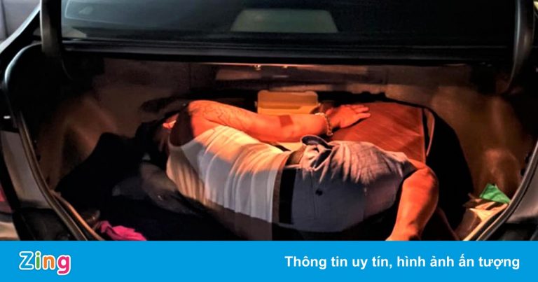 Trốn trong cốp xe để tránh khai báo y tế Trốn trong cốp xe để tránh khai báo y tế