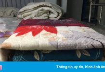 Sinh viên tập gấp chăn vuông khi học quân sự online