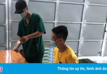 Cầm gạch ném công an vì không được qua chốt kiểm soát dịch