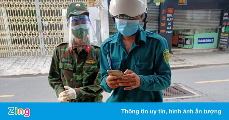 Người dân TP.HCM được đi chợ hộ: ‘Nhận 1/3 số hàng đăng ký là mừng’