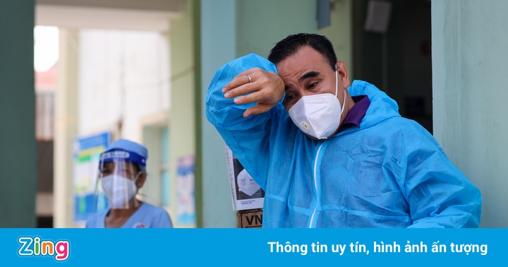 Quyền Linh đi dép tổ ong, lái xe chở hàng trăm thùng đồ tới bệnh viện Quyền Linh đi dép tổ ong, lái xe chở hàng trăm thùng đồ tới bệnh viện