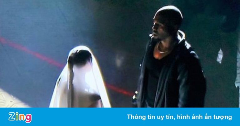 Kim Kardashian mặc váy cưới dự show của Kanye West