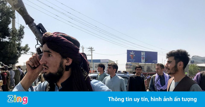Taliban vác súng tới gõ cửa từng nhà, thúc giục người dân đi làm Taliban vác súng tới gõ cửa từng nhà, thúc giục người dân đi làm