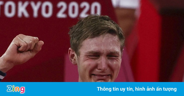 Axelsen bật khóc sau khi hạ Chen Long ở chung kết Olympic