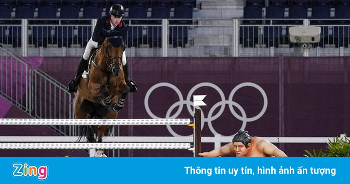 Ngựa thi đấu Olympic giật mình vì hình nộm sumo của ban tổ chức Ngựa thi đấu Olympic giật mình vì hình nộm sumo của ban tổ chức