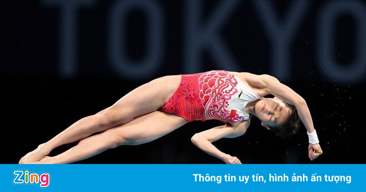 Quê nhà vô địch Olympic 14 tuổi náo loạn vì fan đổ xô tới chụp ảnh