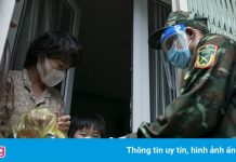 Hàng trăm hộ dân ở vùng vàng quận Phú Nhuận nhận túi quà an sinh