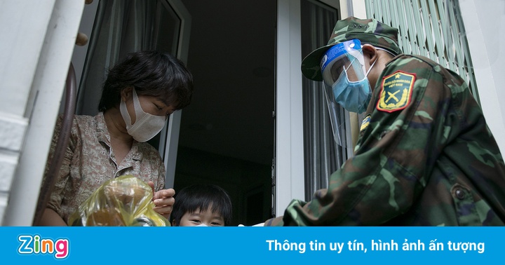 Hàng trăm hộ dân ở vùng vàng quận Phú Nhuận nhận túi quà an sinh Hàng trăm hộ dân ở vùng vàng quận Phú Nhuận nhận túi quà an sinh