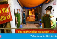 Nhiều người Hà Nội đi làm về mới biết nhà ở khu phong tỏa