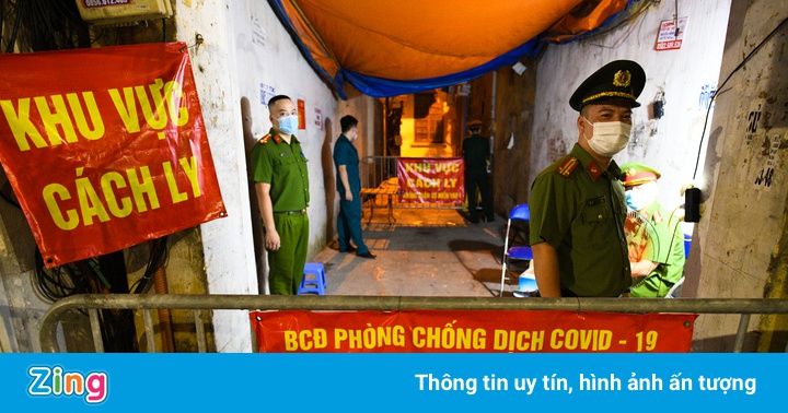 Nhiều người Hà Nội đi làm về mới biết nhà ở khu phong tỏa