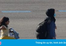 Bức ảnh em bé nhảy chân sáo sau khi rời Afghanistan gây chú ý