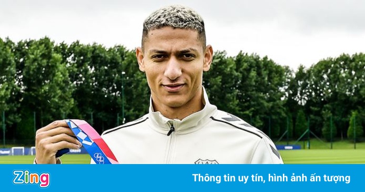 Richarlison đeo HCV Olympic đến sân tập của Everton