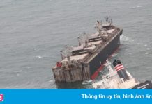 Con tàu bị tách làm đôi sau khi mắc cạn ở phía bắc Nhật Bản